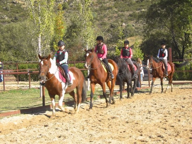 preparandonos para salir a cabalgar.jpg